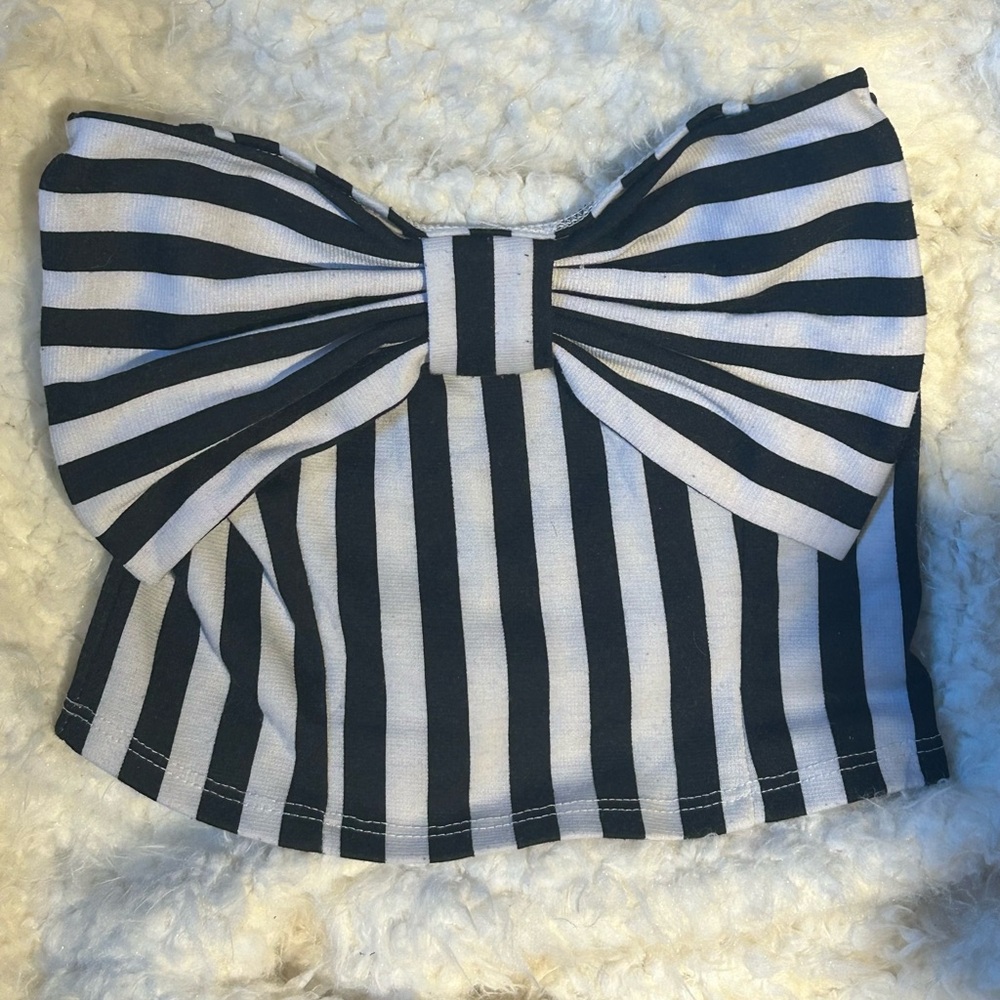 La Hearts Black and White bow tube top